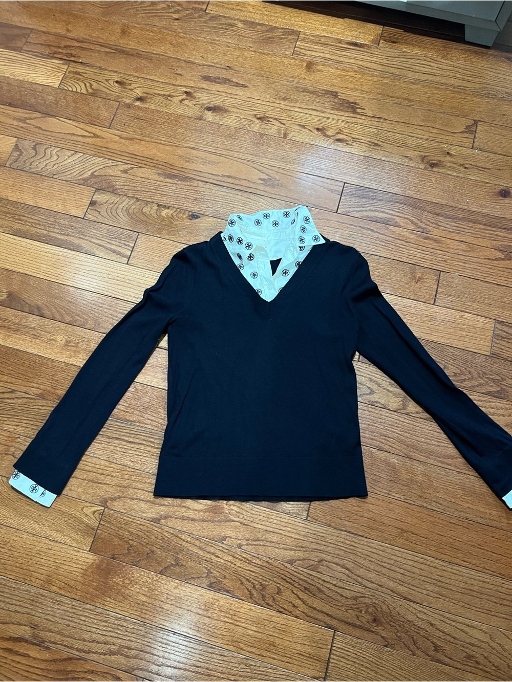Tory Burch women’s black/white solid knit v-neck pullover sweater size S